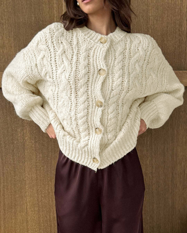 Beyaz Yuvarlak Yakalı Dokulu Örgü Hırka